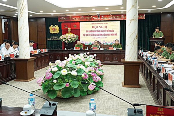 Hà Nội: Vỉa hè vẫn bị lấn chiếm, chợ cóc tái hoạt động