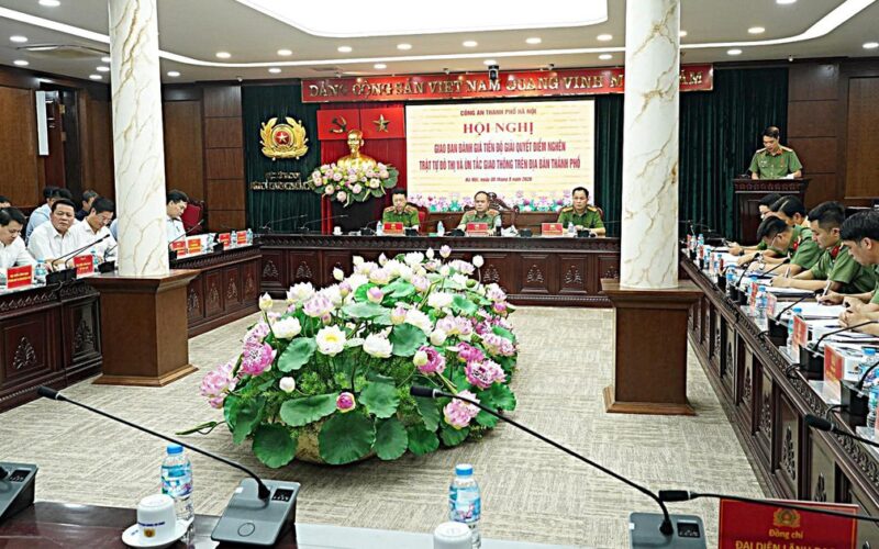 Hà Nội: Vỉa hè vẫn bị lấn chiếm, chợ cóc tái hoạt động