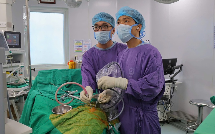 Bé trai 13 tháng phải cắt bỏ tinh hoàn từ dấu hiệu sưng bìu- Ảnh 3.