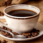 Tiêu thụ quá 400 mg caffeine mỗi ngày có thể gây mất canxi và loãng xương?