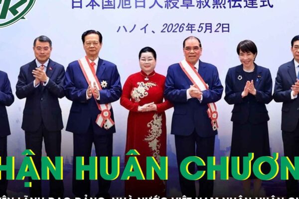 Nguyên Tổng Bí thư Nông Đức Mạnh và nguyên Thủ tướng Nguyễn Tấn Dũng nhận Huân chương Mặt trời mọc