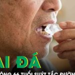 Nhai đá giải nhiệt, người đàn ông 66 tuổi suýt tắc đường thở