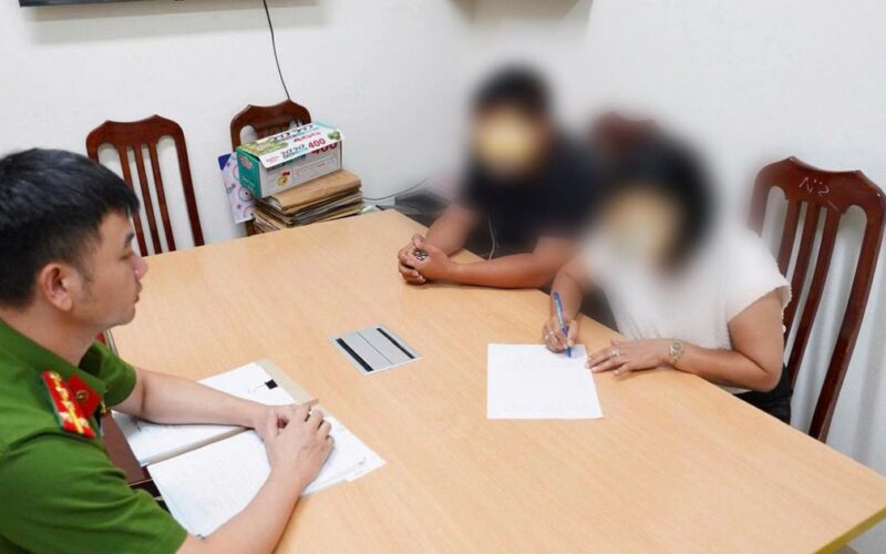 Công an triệu tập 2 người chiếm dụng lòng đường, vỉa hè trông xe trái phép ở Hà Nội
