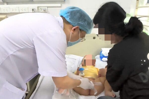 Bé trai 13 tháng phải cắt bỏ tinh hoàn từ dấu hiệu sưng bìu