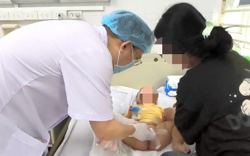 Bé trai 13 tháng phải cắt bỏ tinh hoàn từ dấu hiệu sưng bìu