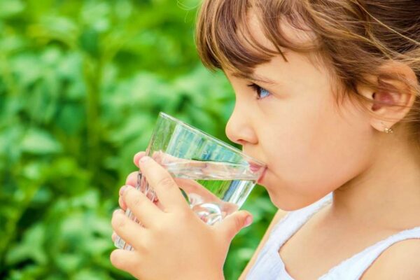 ‘Giải nhiệt’ mùa hè đúng cách cho học sinh: Uống gì thay trà sữa, nước ngọt có gas?
