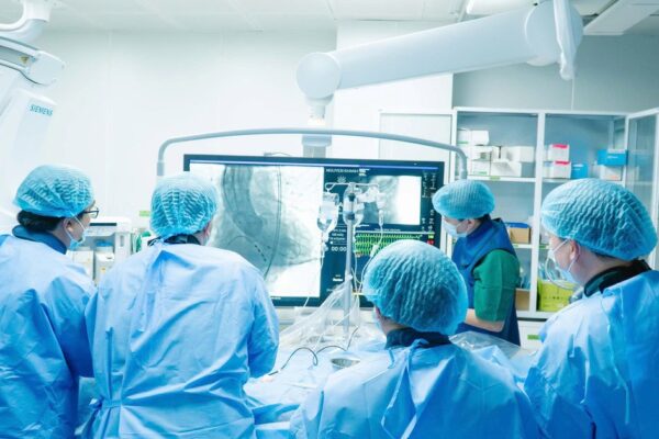 Thay van tim không cần mổ hở cho bệnh nhân có nhiều bệnh nền