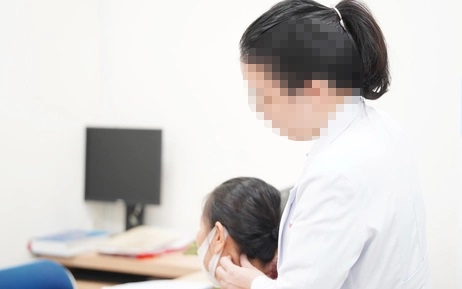 Nhiều cửa hàng kính mắt Quảng Ninh vi phạm khám chữa bệnh khi chưa được cấp phép- Ảnh 2.