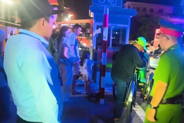Xử lý tình trạng chèo kéo khách, bán hàng rong tại bến thuyền trung tâm ở Huế