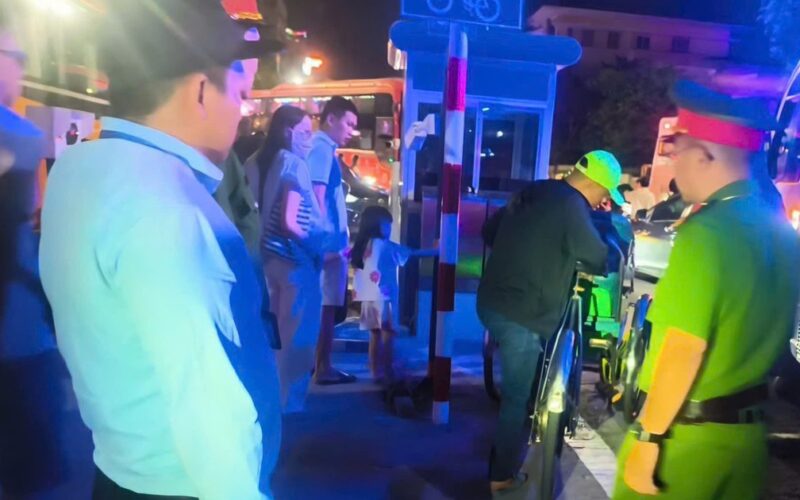 Xử lý tình trạng chèo kéo khách, bán hàng rong tại bến thuyền trung tâm ở Huế