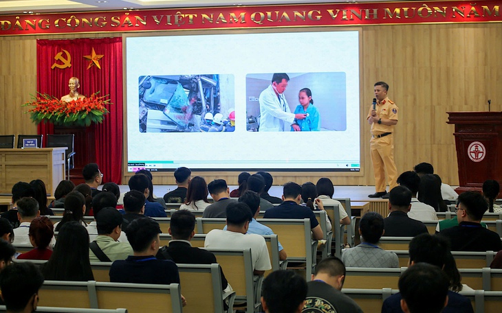 Bất ngờ lời khai của người phụ nữ để trẻ nhỏ ngồi trước vô lăng khi xe đang chạy- Ảnh 1.