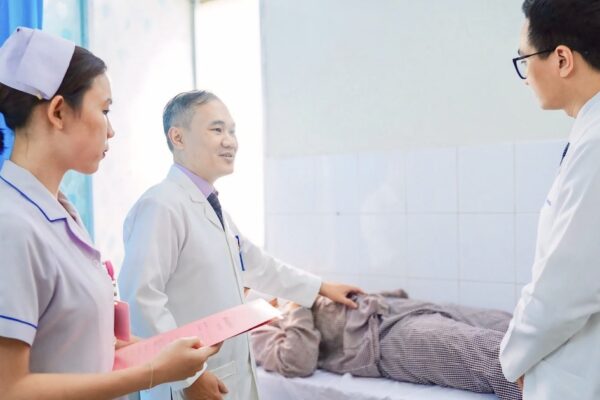 Xấu hổ vì đau vùng kín không dám chia sẻ, thiếu niên 14 tuổi suýt mất tinh hoàn