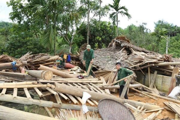 Lốc cuốn sập nhà sàn, một học sinh lớp 7 tử vong
