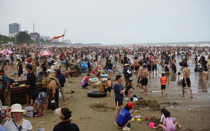 Biển người ‘ken đặc’ Sầm Sơn