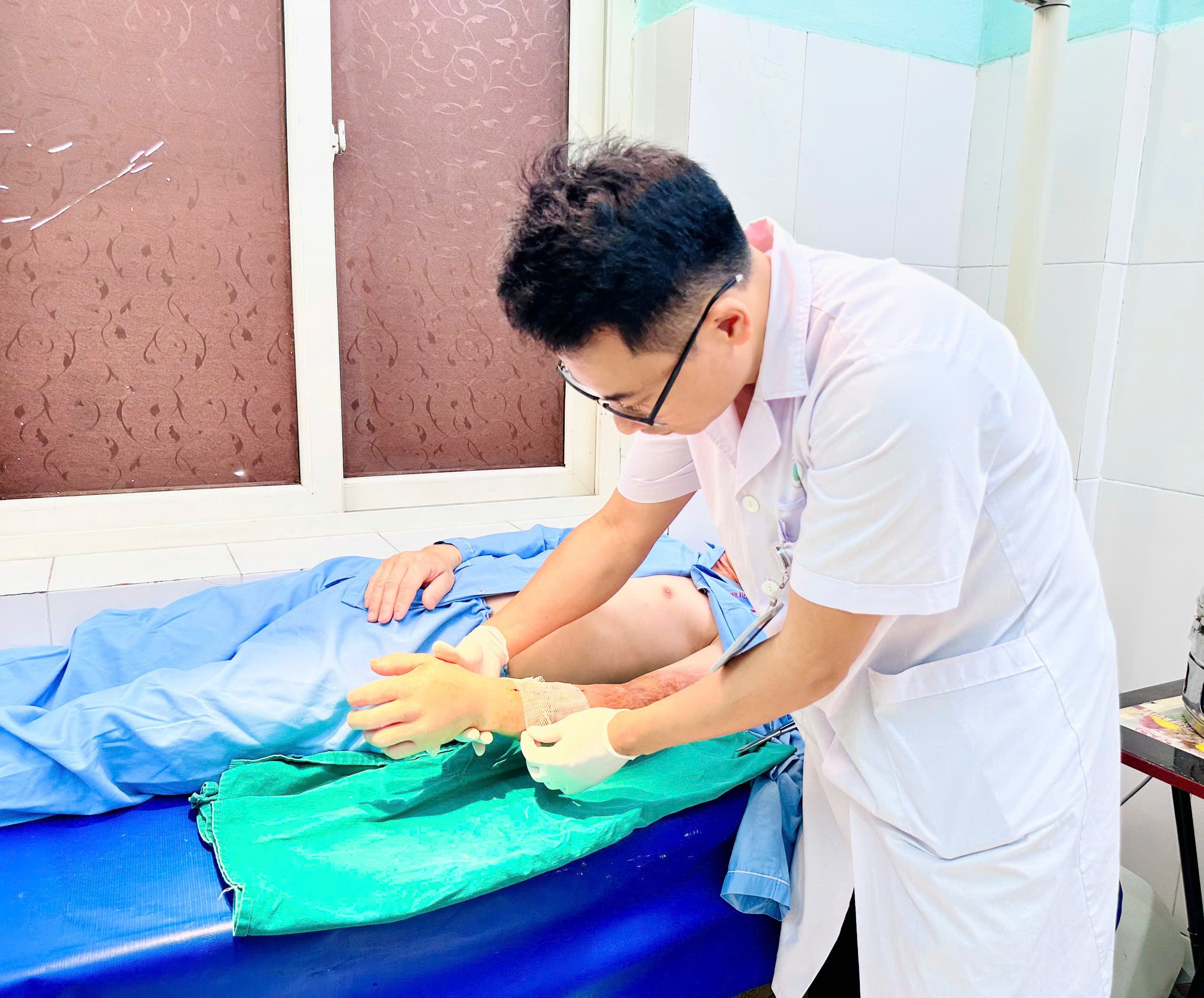 z778165142078104b023222be83f60b097d006c784ff03-1777686232221818207723 Cánh tay đứt lìa ‘hồi sinh’ sau 6 giờ nghẹt thở trên bàn mổ- Ảnh 2.