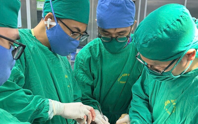 Cánh tay đứt lìa ‘hồi sinh’ sau 6 giờ nghẹt thở trên bàn mổ