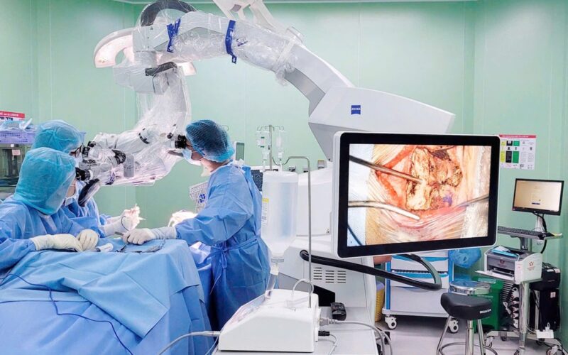 Cứu sống cụ bà 86 tuổi bị túi phình động mạch não nhờ phẫu thuật lỗ khóa