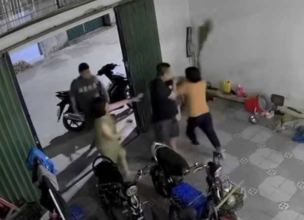Công an Hải Phòng triệu tập nam thanh niên đánh người phụ nữ sau mâu thuẫn của trẻ con- Ảnh 1.