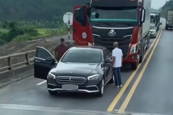 Xác minh vụ ô tô Mercedes dừng giữa cao tốc, chặn xe đầu kéo để ‘lời qua tiếng lại’