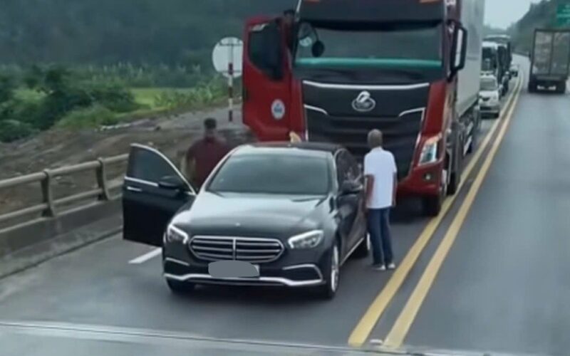 Xác minh vụ ô tô Mercedes dừng giữa cao tốc, chặn xe đầu kéo để ‘lời qua tiếng lại’