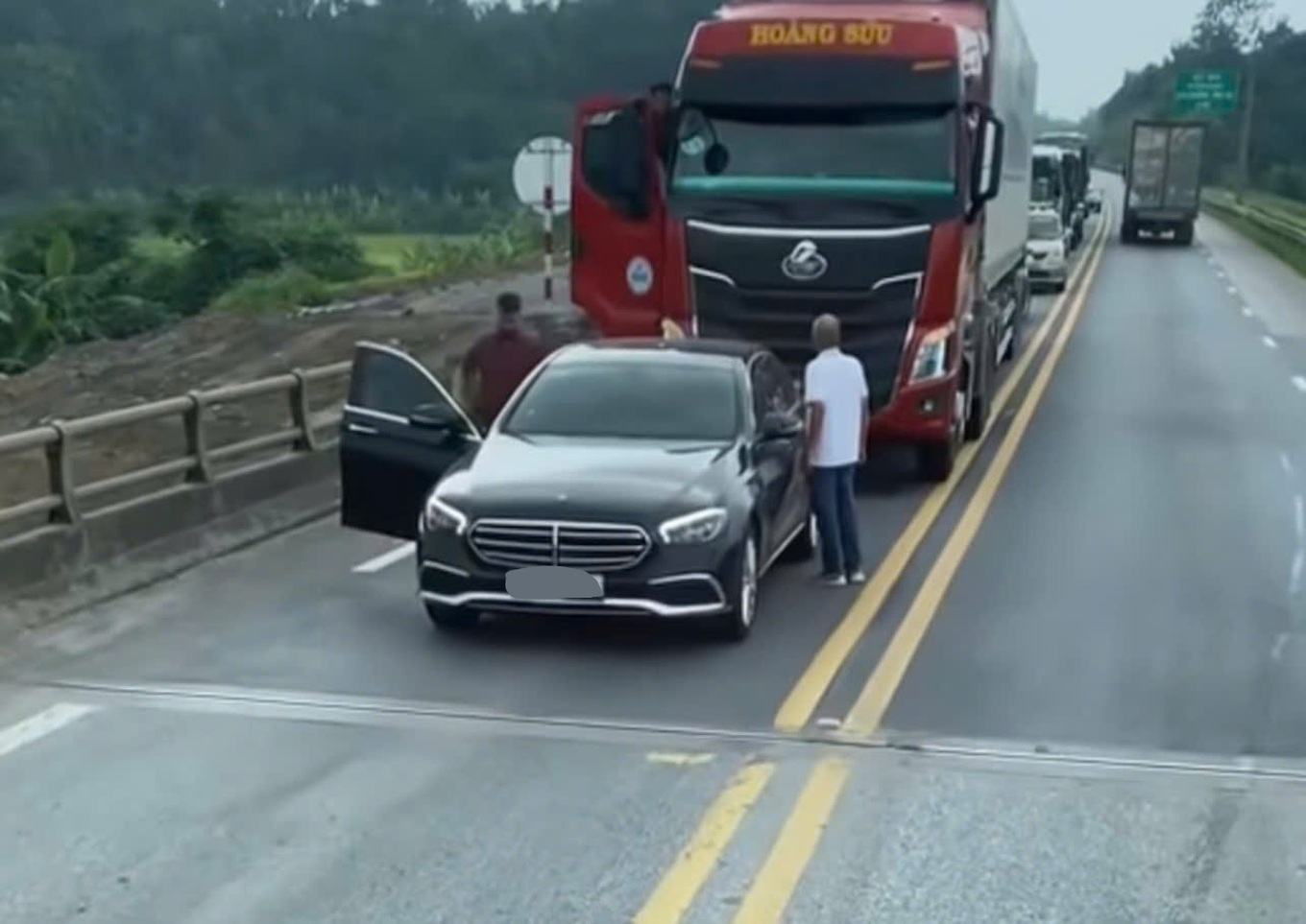 Xác minh vụ ô tô Mercedes dừng giữa cao tốc, chặn xe đầu kéo để 'lời qua tiếng lại'- Ảnh 1.