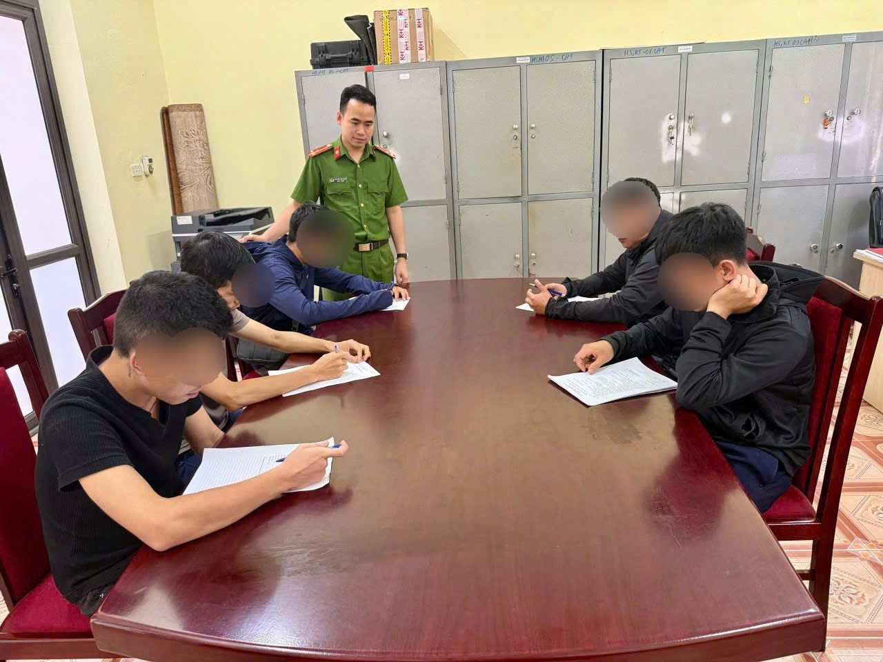 5 nhân viên kho hàng J&T Express đánh bạc trong giờ nghỉ- Ảnh 1.