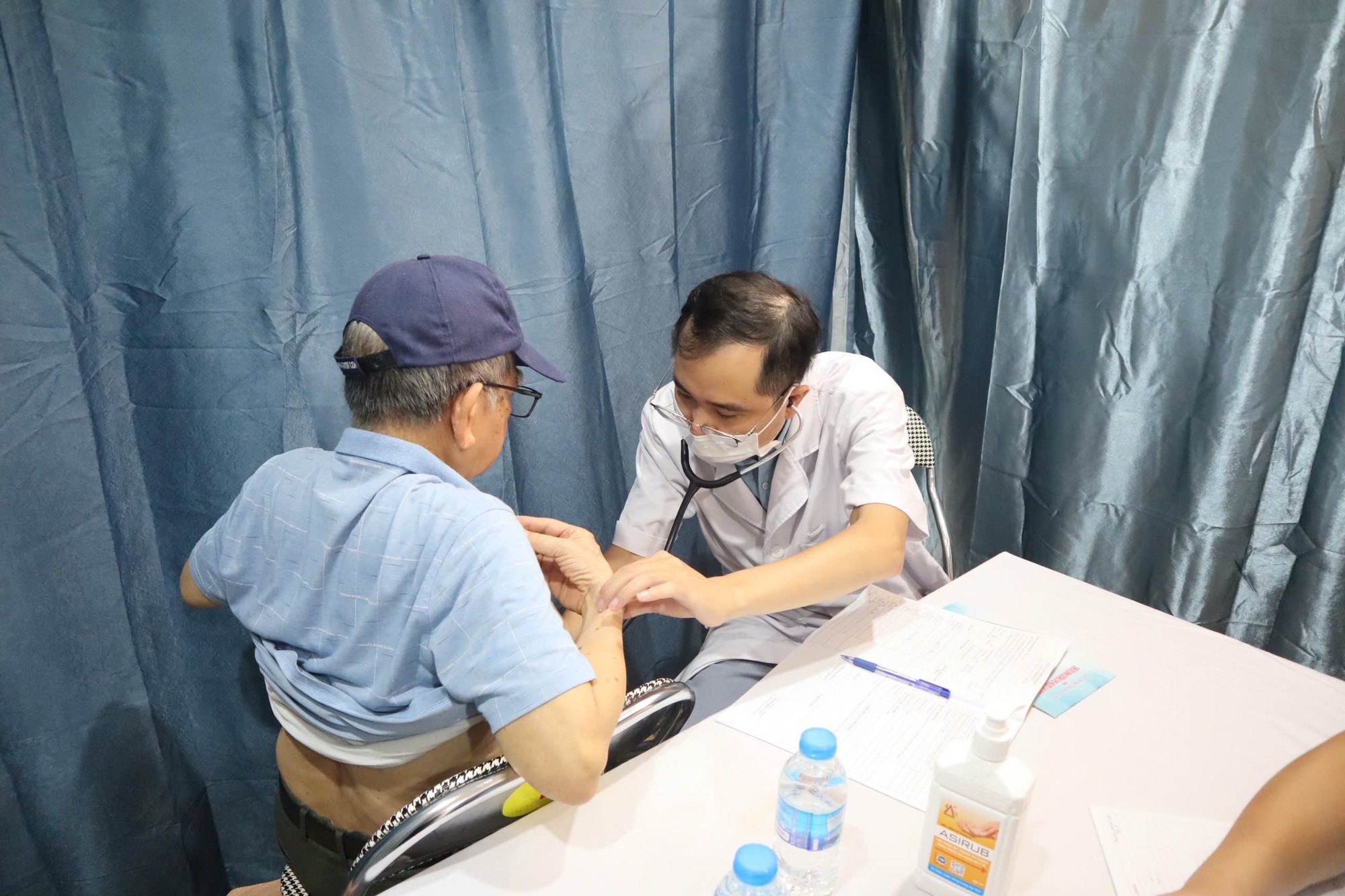 Người cao tuổi, người khuyết tật phấn khởi đi khám sức khỏe miễn phí ngay tại phường - Ảnh 8.