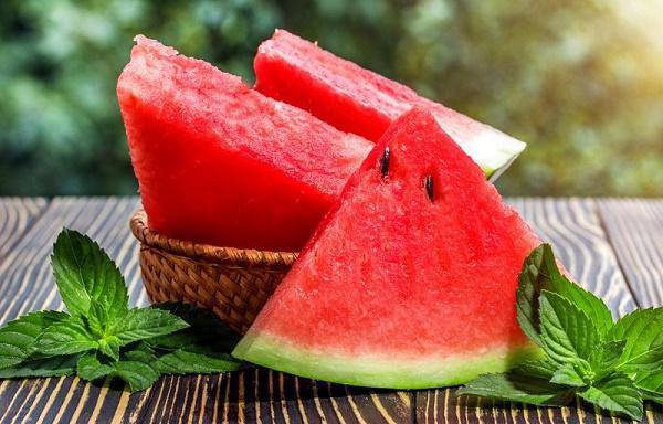 Người hay nóng trong nên ăn gì, kiêng gì theo Đông y? - Ảnh 1.
