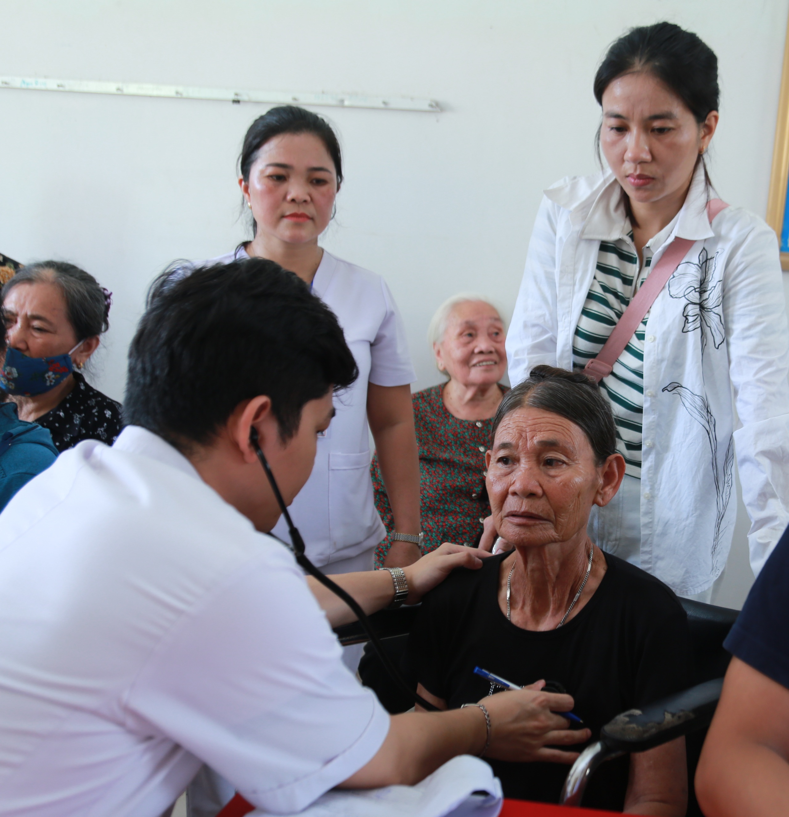 20260516092153-17789373248711720184377 Hơn 15.000 người dân Nghệ An được khám sức khỏe miễn phí trong ngày đầu ra quân- Ảnh 12.