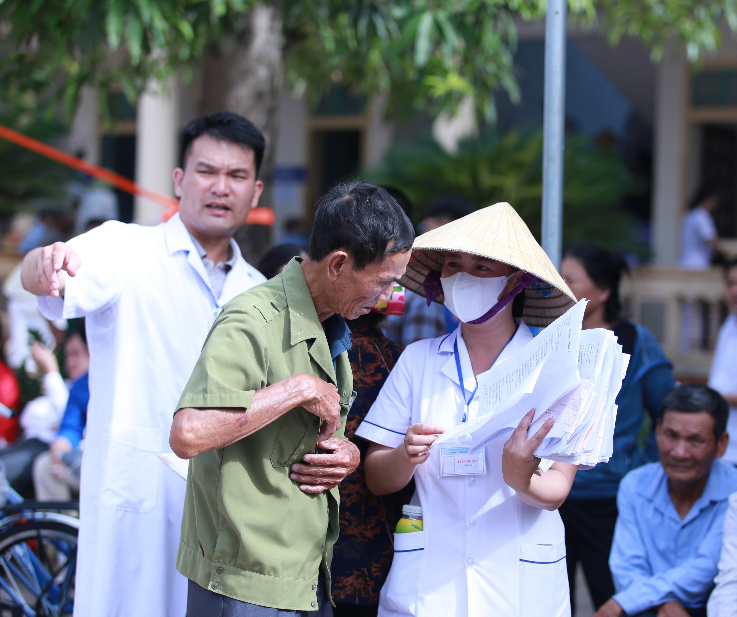 20260516092245-1778937216305899913093 Hơn 15.000 người dân Nghệ An được khám sức khỏe miễn phí trong ngày đầu ra quân- Ảnh 6.