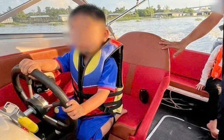 Bé trai 3 tuổi cầm lái ca nô trên sông, cha quay clip đăng mạng