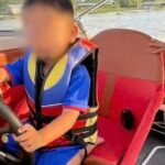 Bé trai 3 tuổi cầm lái ca nô trên sông, cha quay clip đăng mạng