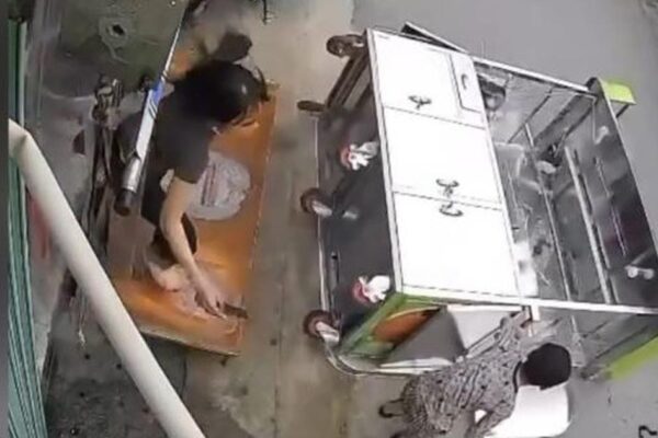 Vừa nghỉ hè, con trai đu quầy bán nước mới khai trương của mẹ vỡ tan tành