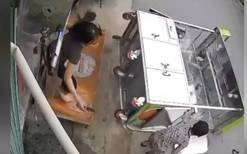 Vừa nghỉ hè, con trai đu quầy bán nước mới khai trương của mẹ vỡ tan tành