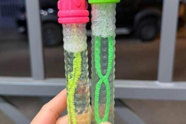 Cảnh báo ngộ độc với đồ chơi thổi bong bóng xà phòng