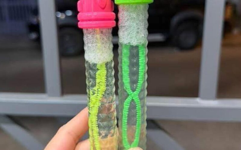 Cảnh báo ngộ độc với đồ chơi thổi bong bóng xà phòng