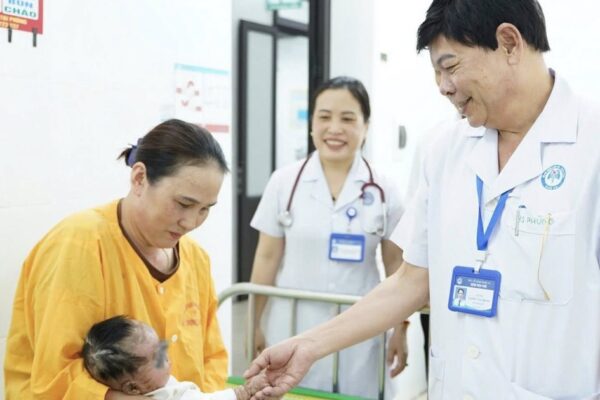 Bé gái 4 tháng tuổi mắc bệnh da hiếm gặp, viêm phổi tái diễn được điều trị ổn định