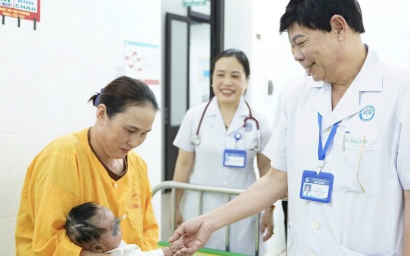 Bé gái 4 tháng tuổi mắc bệnh da hiếm gặp, viêm phổi tái diễn được điều trị ổn định