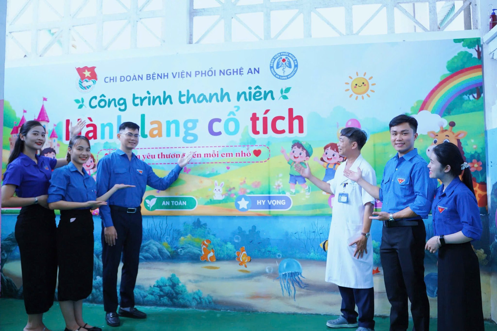 'Hành lang cổ tích' giúp bệnh nhi thêm niềm vui trong điều trị- Ảnh 1.