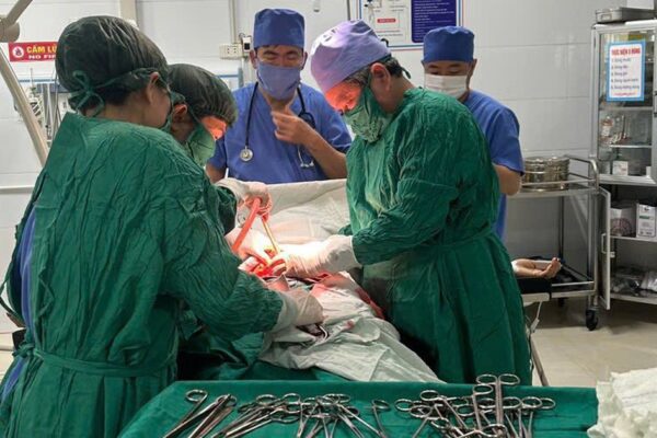 Cứu sống sản phụ choáng mất máu nặng do thai ngoài tử cung vỡ