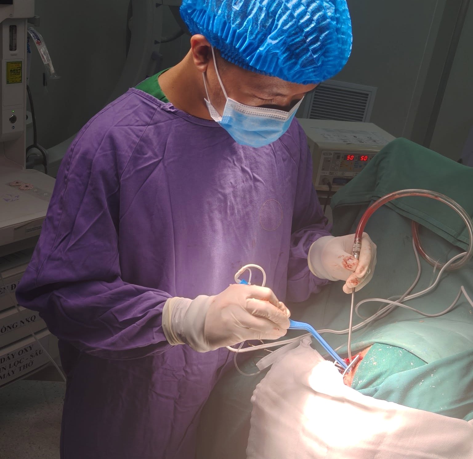 Cú ngã tưởng chừng vô hại khiến cụ ông 72 tuổi suýt mất mạng - Ảnh 1.