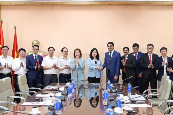 Bộ trưởng Bộ Y tế Đào Hồng Lan tiếp, làm việc với Lãnh đạo cấp cao Tập đoàn Hetero Labs Limited, Ấn Độ