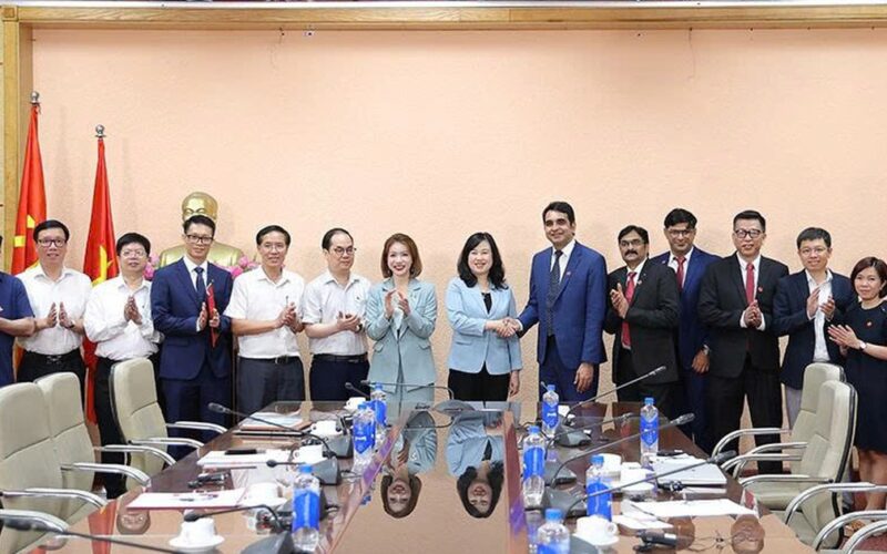 Bộ trưởng Bộ Y tế Đào Hồng Lan tiếp, làm việc với Lãnh đạo cấp cao Tập đoàn Hetero Labs Limited, Ấn Độ