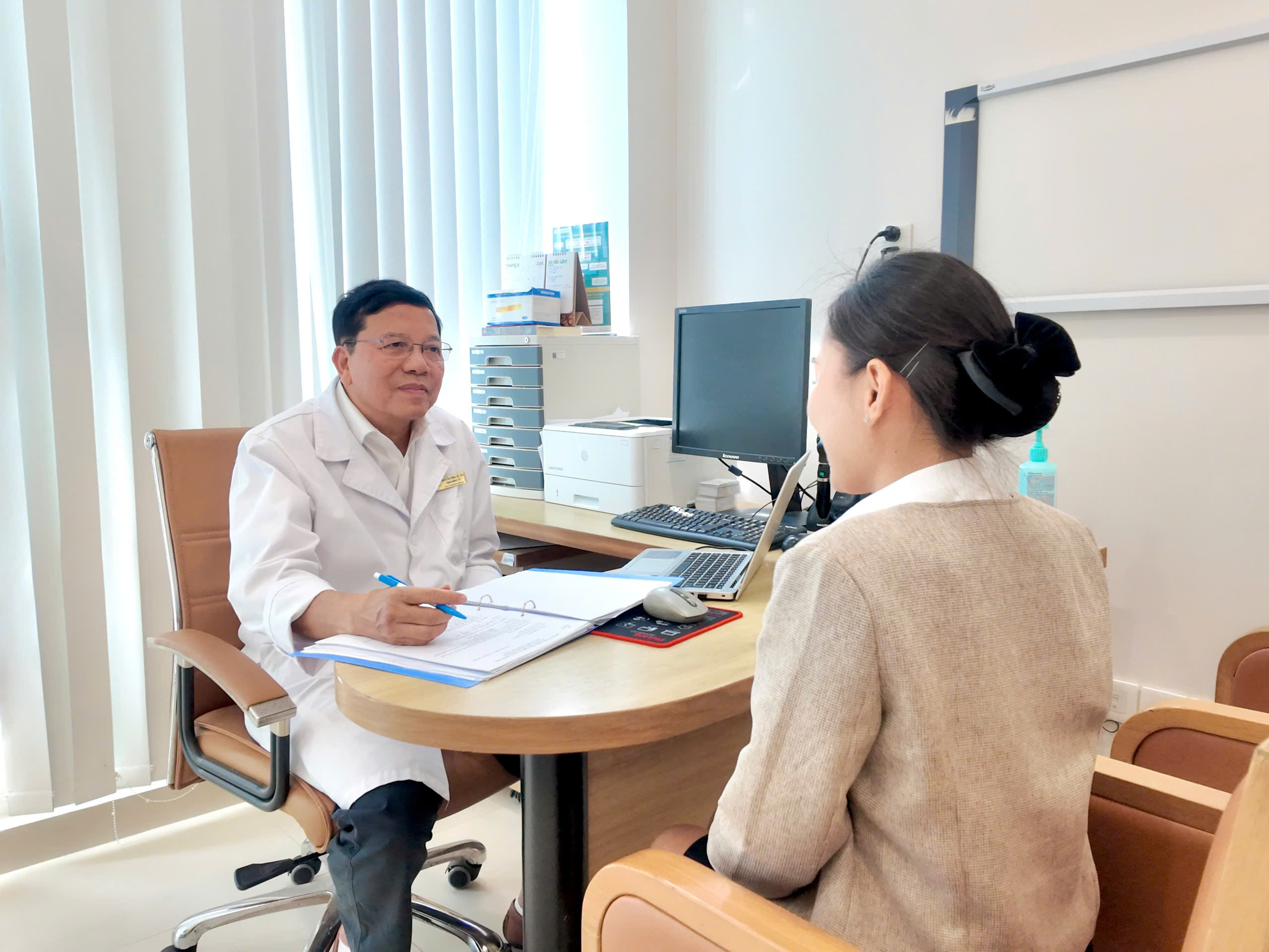 Bác sĩ hơn 30 năm bảo vệ sự sống cho hàng nghìn thận ghép- Ảnh 1.