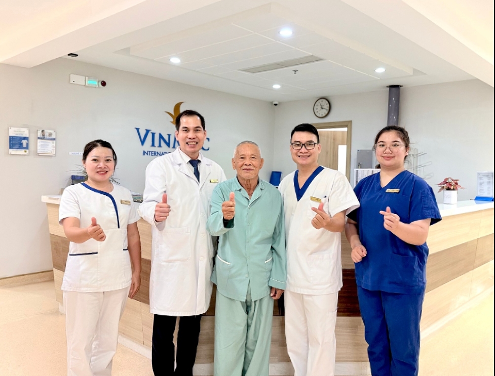 Vinmec Hạ Long cứu cụ ông 89 tuổi thoát nguy cơ suy thận bằng nội soi ít xâm lấn