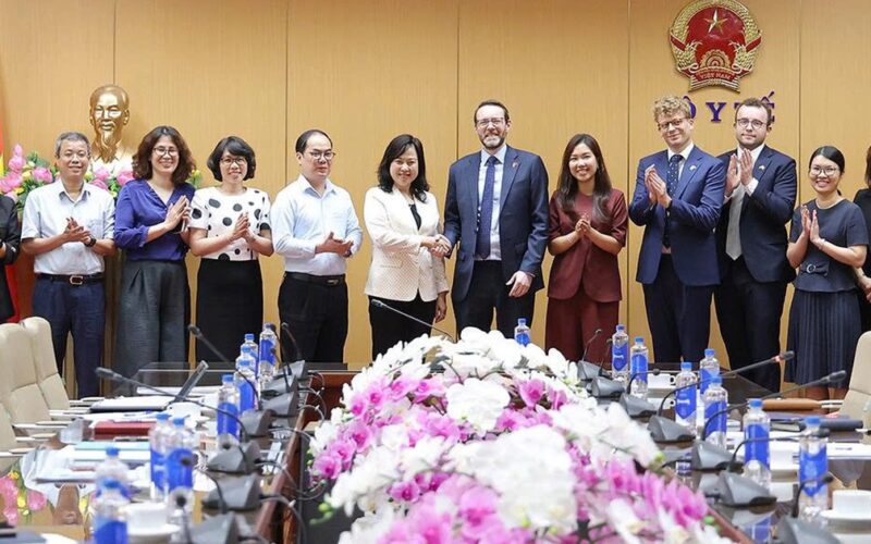 Bộ trưởng Đào Hồng Lan tiếp Đại sứ Vương quốc Anh tại Việt Nam, thúc đẩy hợp tác y tế song phương