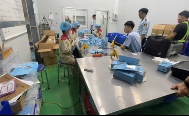 anh-cong-nhan-san-xuat-3-177832065841640452452 Sản xuất hơn 12.000 hộp cà phê giả, nữ Giám đốc công ty cùng thuộc cấp bị khởi tố- Ảnh 2.