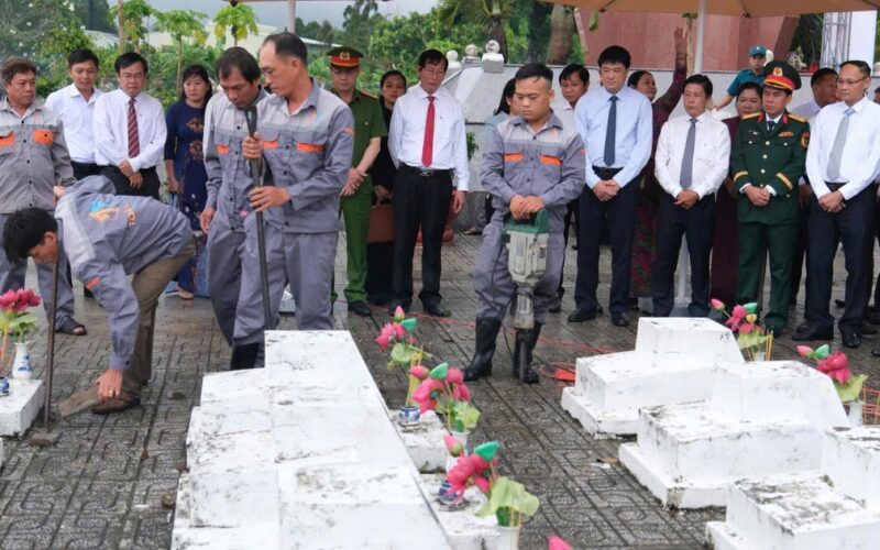 Lấy mẫu sinh phẩm hài cốt liệt sĩ chưa xác định được thông tin để trả lại tên cho các anh hùng