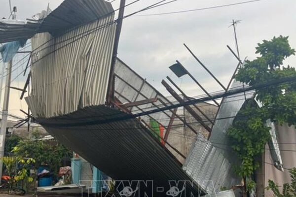 Dông lốc làm sập và tốc mái 47 căn nhà ở Đồng Tháp