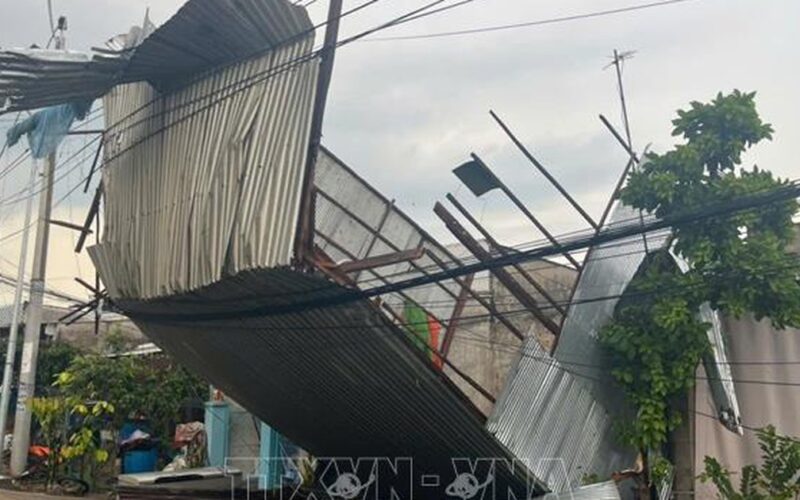 Dông lốc làm sập và tốc mái 47 căn nhà ở Đồng Tháp
